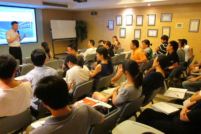 公司技術(shù)內(nèi)部培訓(xùn)講解開(kāi)關(guān)柜智能操控裝置工作原理實(shí)操練習(xí)